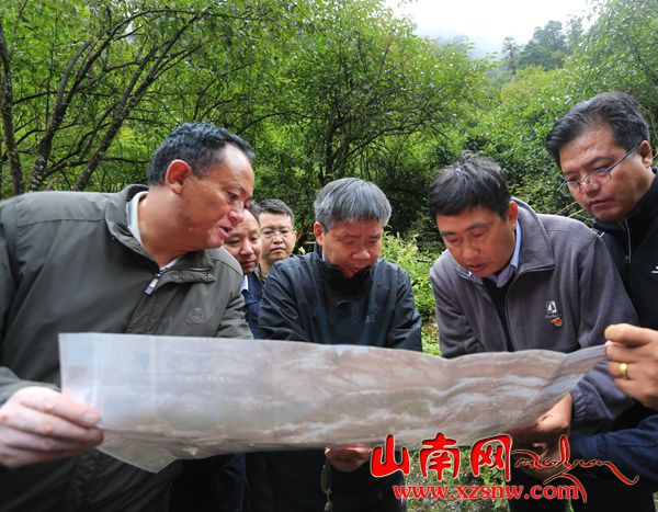 许成仓在洛扎县边境一线调研